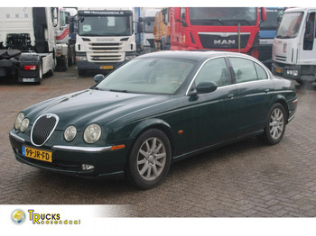 Mobil sedan JAGUAR