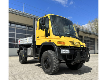 Truk jungkit UNIMOG U400