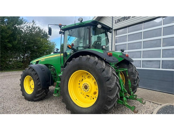 Traktor John Deere 8230 Med frontlift: gambar 3 Traktor John Deere 8230 Med frontlift: gambar 3