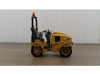 Roller jalan CATERPILLAR