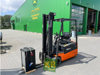 Forklift yang dipasang di truk DOOSAN