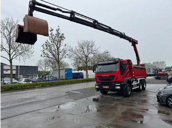 Truk jungkit IVECO Trakker