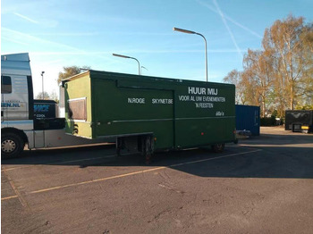 Semi-trailer kotak tertutup