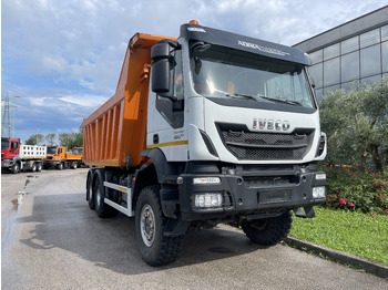 Truk jungkit IVECO Trakker