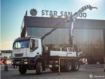 Truk derek IVECO Trakker
