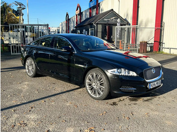 Mobil sedan JAGUAR