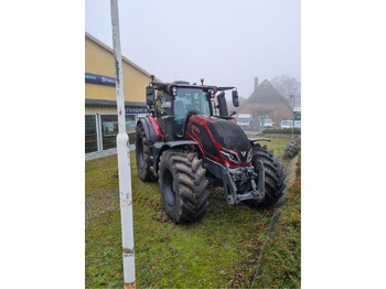 Traktor VALTRA