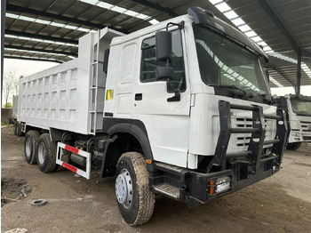 Truk jungkit SINOTRUK HOWO