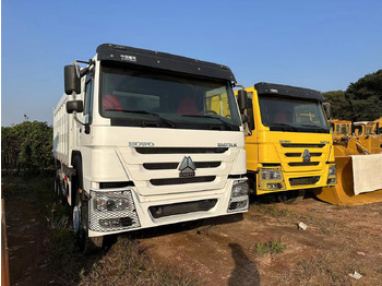 Truk jungkit SINOTRUK HOWO