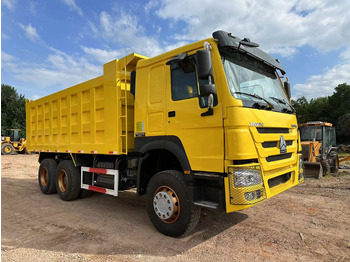 Truk jungkit SINOTRUK HOWO