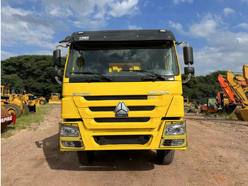 Truk jungkit SINOTRUK HOWO