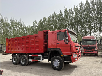 Truk jungkit SINOTRUK HOWO