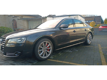 Mobil sedan AUDI