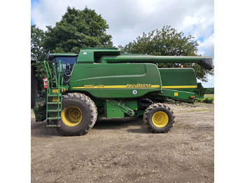 Mesin pemanen JOHN DEERE