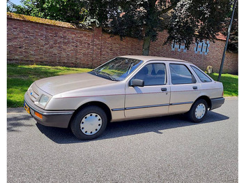 Mobil sedan FORD