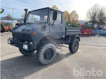 Truk flatbed UNIMOG