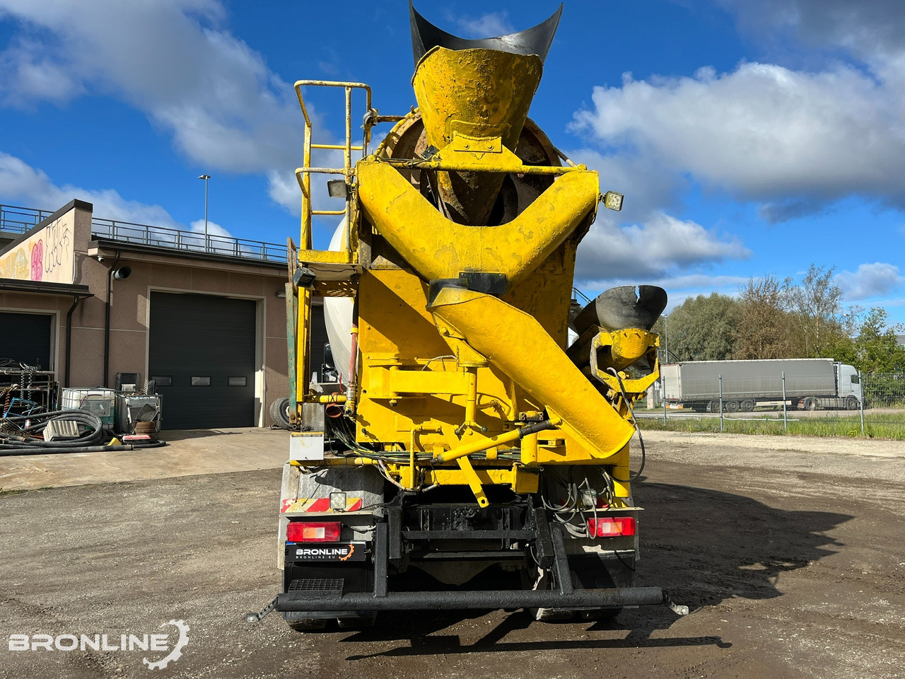 2004 Volvo FM12 420 8x4 Intermix 10m³ - Truk pengaduk beton: gambar 5 2004 Volvo FM12 420 8x4 Intermix 10m³ - Truk pengaduk beton: gambar 5