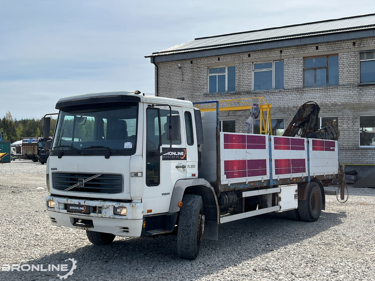 2000 Volvo FL220 4x2 + Hiab 102-4 - Peralatan lainnya: gambar 2 2000 Volvo FL220 4x2 + Hiab 102-4 - Peralatan lainnya: gambar 2