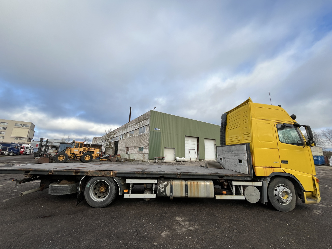 Volvo FH12 Flatbed 2005 - Truk flatbed: gambar 5 Volvo FH12 Flatbed 2005 - Truk flatbed: gambar 5