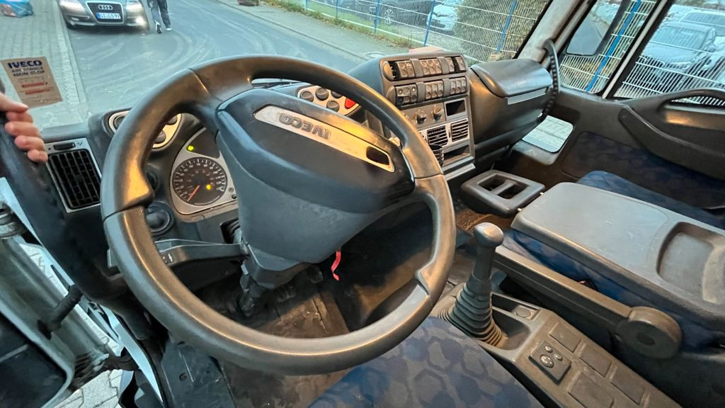 Interior photo 1: Van flatbed Iveco Eurocargo ML 80E18 Pritsche Iveco Eurocargo ML 80E18 Pritsche Interior photo 1: Van flatbed Iveco Eurocargo ML 80E18 Pritsche Iveco Eurocargo ML 80E18 Pritsche