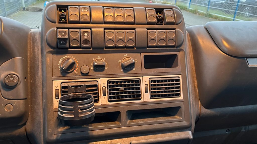 Van flatbed Iveco Eurocargo ML 80E18 Pritsche Iveco Eurocargo ML 80E18 Pritsche: gambar 7 Van flatbed Iveco Eurocargo ML 80E18 Pritsche Iveco Eurocargo ML 80E18 Pritsche: gambar 7