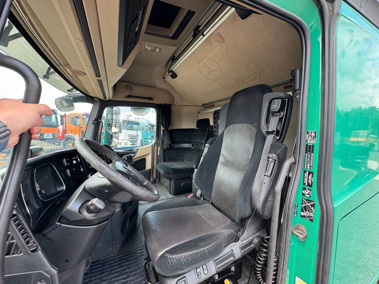 Truk jungkit Mercedes-Benz Actros 1842 Kipper Dreiseitenkipper: gambar 11 Truk jungkit Mercedes-Benz Actros 1842 Kipper Dreiseitenkipper: gambar 11