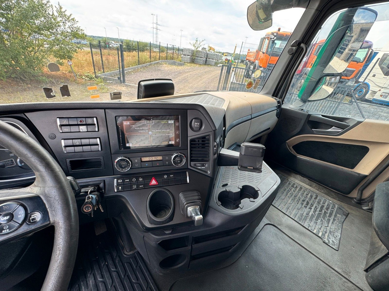 Truk jungkit Mercedes-Benz Actros 1842 Kipper Dreiseitenkipper: gambar 13 Truk jungkit Mercedes-Benz Actros 1842 Kipper Dreiseitenkipper: gambar 13