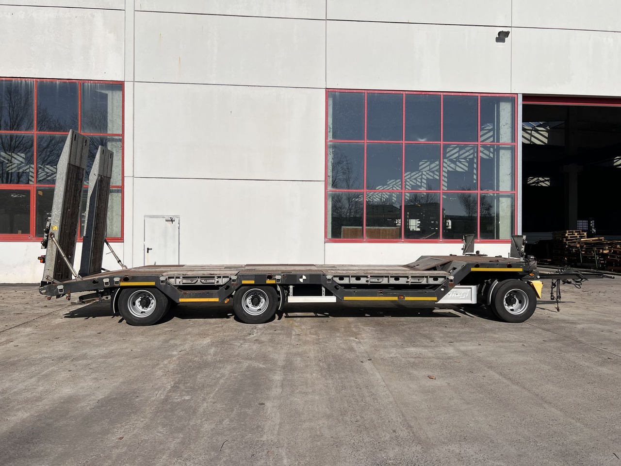 Trailer low bed 3 Achs Tiefladeranhänger Radmulden: gambar 1
