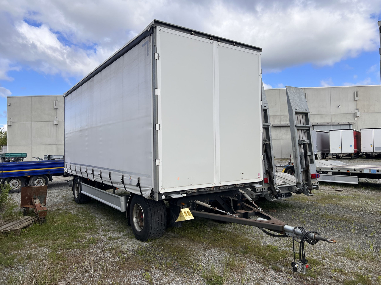 KRONE 2 Achs 2 Achs Jumbo- Planen, Mega, durchladbar - Trailer dengan terpal samping: gambar 3 KRONE 2 Achs 2 Achs Jumbo- Planen, Mega, durchladbar - Trailer dengan terpal samping: gambar 3