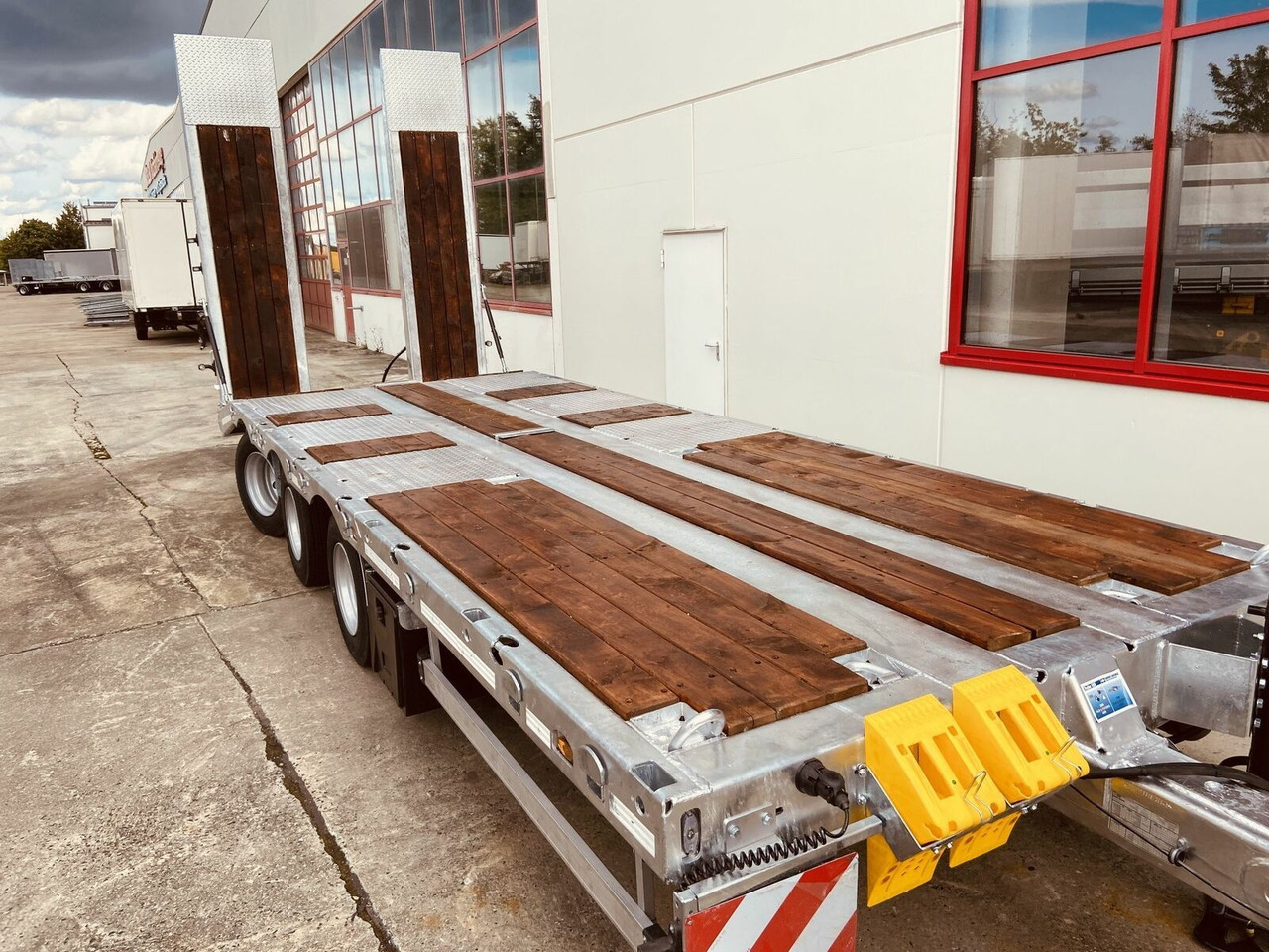 Trailer low bed Möslein  34 t GG Tridem- Tieflader 3 Achs, gelenktNeufah: gambar 9
