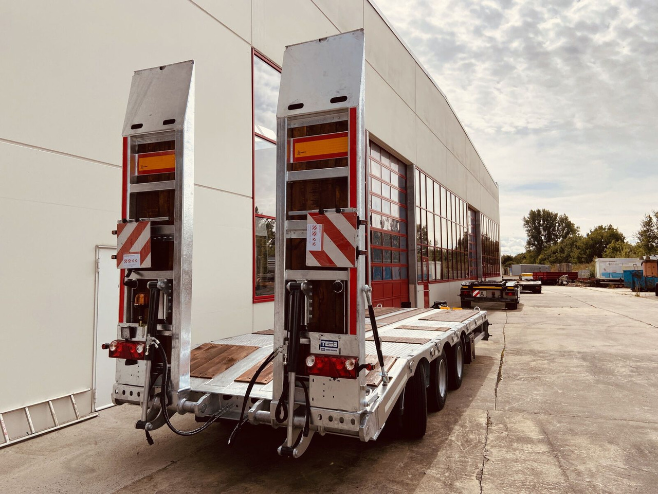 Trailer low bed Möslein  34 t GG Tridem- Tieflader 3 Achs, gelenktNeufah: gambar 8