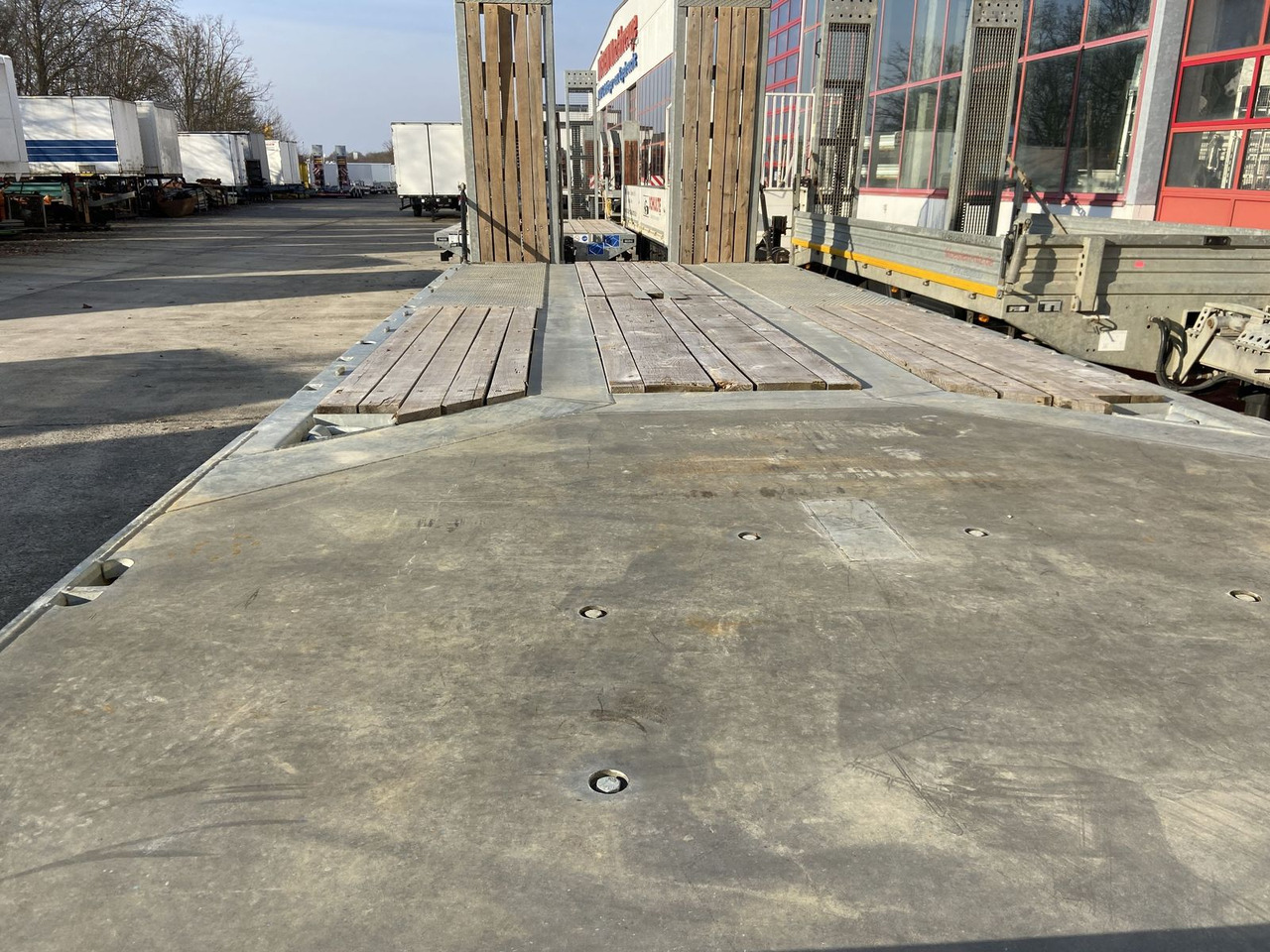 Möslein Neuwertig 3 Achs Tieflader 8,10 m Ladefläche - Trailer low bed: gambar 3 Möslein Neuwertig 3 Achs Tieflader 8,10 m Ladefläche - Trailer low bed: gambar 3