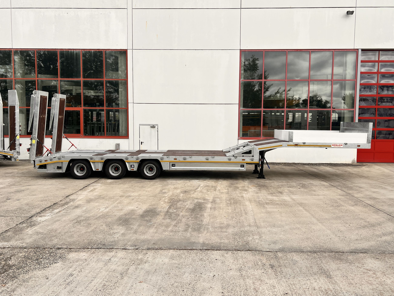 Möslein ST 3 3 Achs Satteltieflader neu - Semi-trailer low bed: gambar 1 Möslein ST 3 3 Achs Satteltieflader neu - Semi-trailer low bed: gambar 1