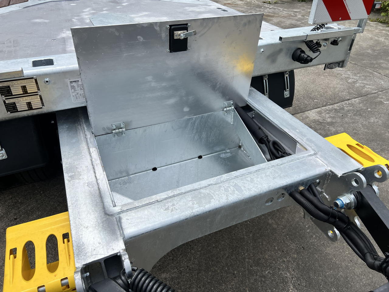 Möslein T 3-9,20 F 3 Achs Tieflader mit gerader Ladefläche 9 m, Neufahrzeug - Trailer low bed: gambar 3 Möslein T 3-9,20 F 3 Achs Tieflader mit gerader Ladefläche 9 m, Neufahrzeug - Trailer low bed: gambar 3