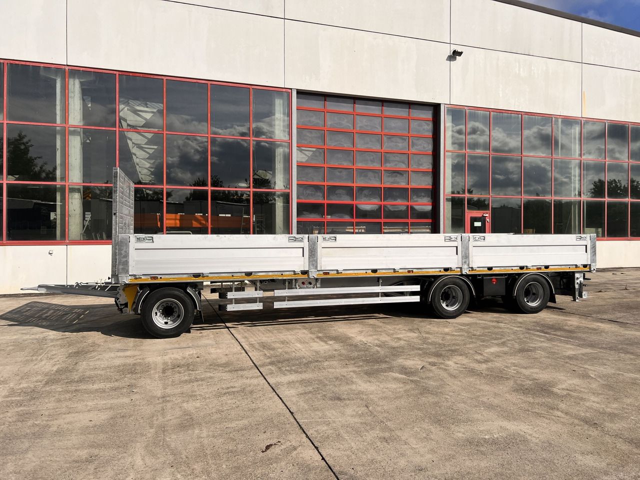 Möslein T 3 Plato 9 m 3 Achs Jumbo- Plato- Anhänger 9 m, Mega - Trailer flatbed: gambar 1 Möslein T 3 Plato 9 m 3 Achs Jumbo- Plato- Anhänger 9 m, Mega - Trailer flatbed: gambar 1
