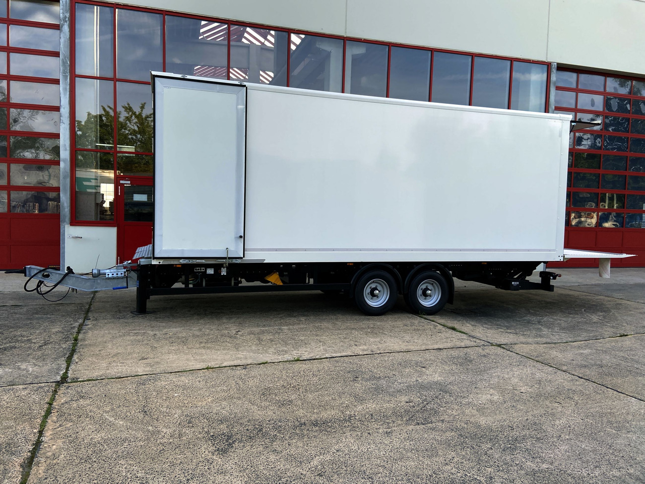 Möslein TK0105D-L Weiß Tandem Koffer, Ladebordwand 1,5 t + DurchladbarNeufahrzeug -- - Trailer kotak tertutup: gambar 3 Möslein TK0105D-L Weiß Tandem Koffer, Ladebordwand 1,5 t + DurchladbarNeufahrzeug -- - Trailer kotak tertutup: gambar 3