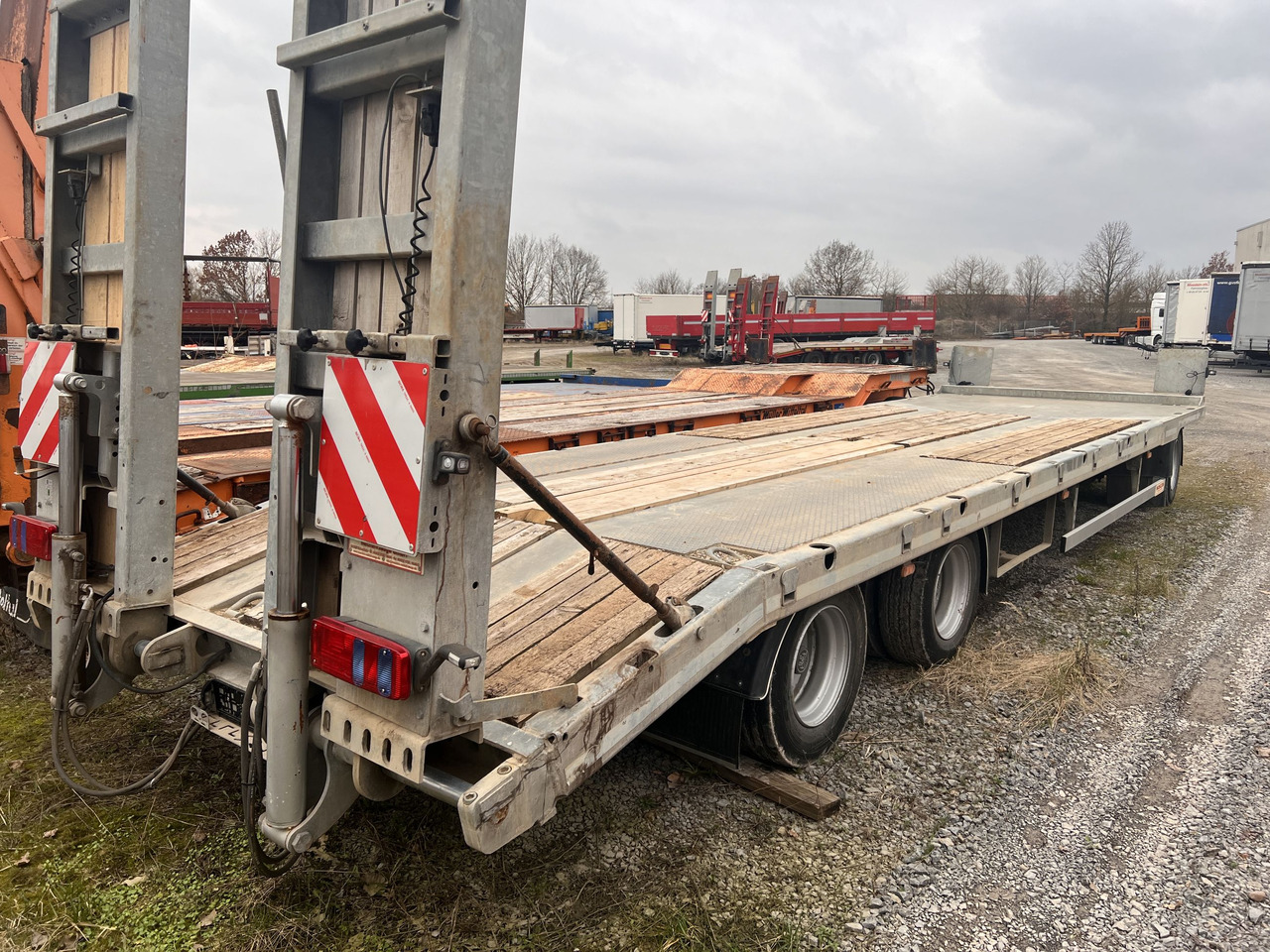 Möslein TO 3 F Schwebheim 3 Achs Tiefladeranhänger 9 m Ladefläche - Trailer low bed: gambar 3 Möslein TO 3 F Schwebheim 3 Achs Tiefladeranhänger 9 m Ladefläche - Trailer low bed: gambar 3