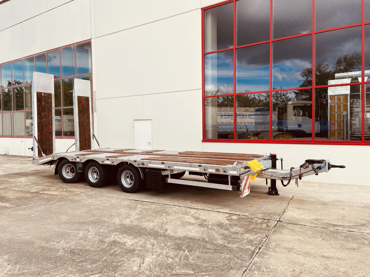 Möslein TT 28 Tridem- Tieflader 3 Achs, gelenktNeufahrzeug - Trailer low bed: gambar 4 Möslein TT 28 Tridem- Tieflader 3 Achs, gelenktNeufahrzeug - Trailer low bed: gambar 4