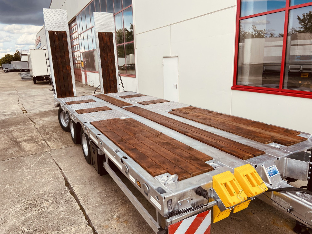 Möslein TT 31 31 t Tridem- Tieflader 3 Achs, 8 m LadeflächeNeufahrzeug - Trailer low bed: gambar 4 Möslein TT 31 31 t Tridem- Tieflader 3 Achs, 8 m LadeflächeNeufahrzeug - Trailer low bed: gambar 4