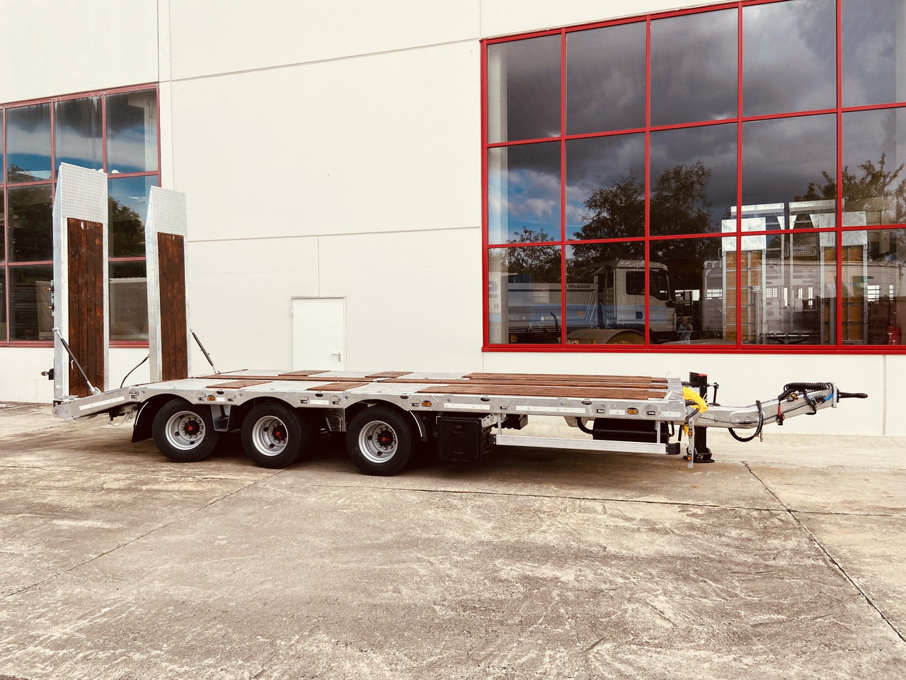 Möslein TT 31 F 31 t GG Tridem- Tieflader 3 Achs, gelenktNeufahrzeug - Trailer low bed: gambar 5 Möslein TT 31 F 31 t GG Tridem- Tieflader 3 Achs, gelenktNeufahrzeug - Trailer low bed: gambar 5
