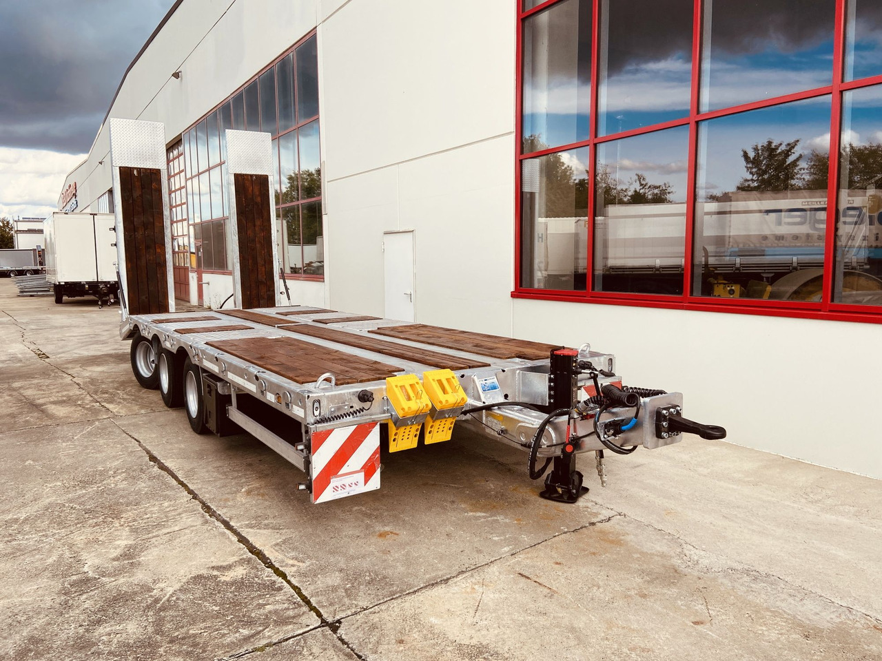 Möslein TT 31 F 31 t GG Tridem- Tieflader 3 Achs, gelenktNeufahrzeug - Trailer low bed: gambar 5 Möslein TT 31 F 31 t GG Tridem- Tieflader 3 Achs, gelenktNeufahrzeug - Trailer low bed: gambar 5