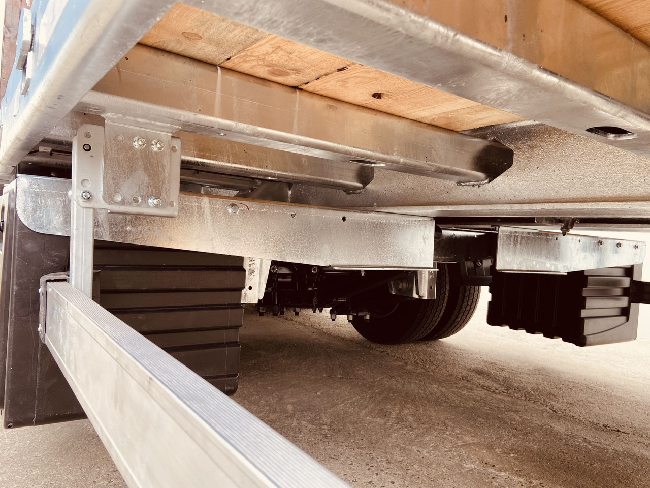 Möslein TT 34 Zugrohr Gerade 34 t GG Tridem- Tieflader 3 Achs, gelenktNeufahrzeug - Trailer low bed: gambar 2 Möslein TT 34 Zugrohr Gerade 34 t GG Tridem- Tieflader 3 Achs, gelenktNeufahrzeug - Trailer low bed: gambar 2