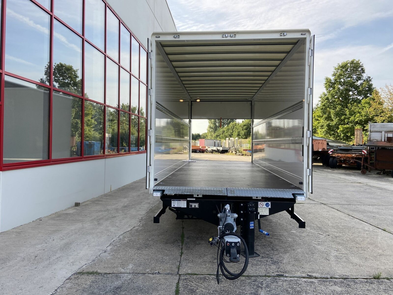 Möslein Tandem Koffer, Ladebordwand 1,5 t + Durchladbar - Trailer kotak tertutup: gambar 3 Möslein Tandem Koffer, Ladebordwand 1,5 t + Durchladbar - Trailer kotak tertutup: gambar 3
