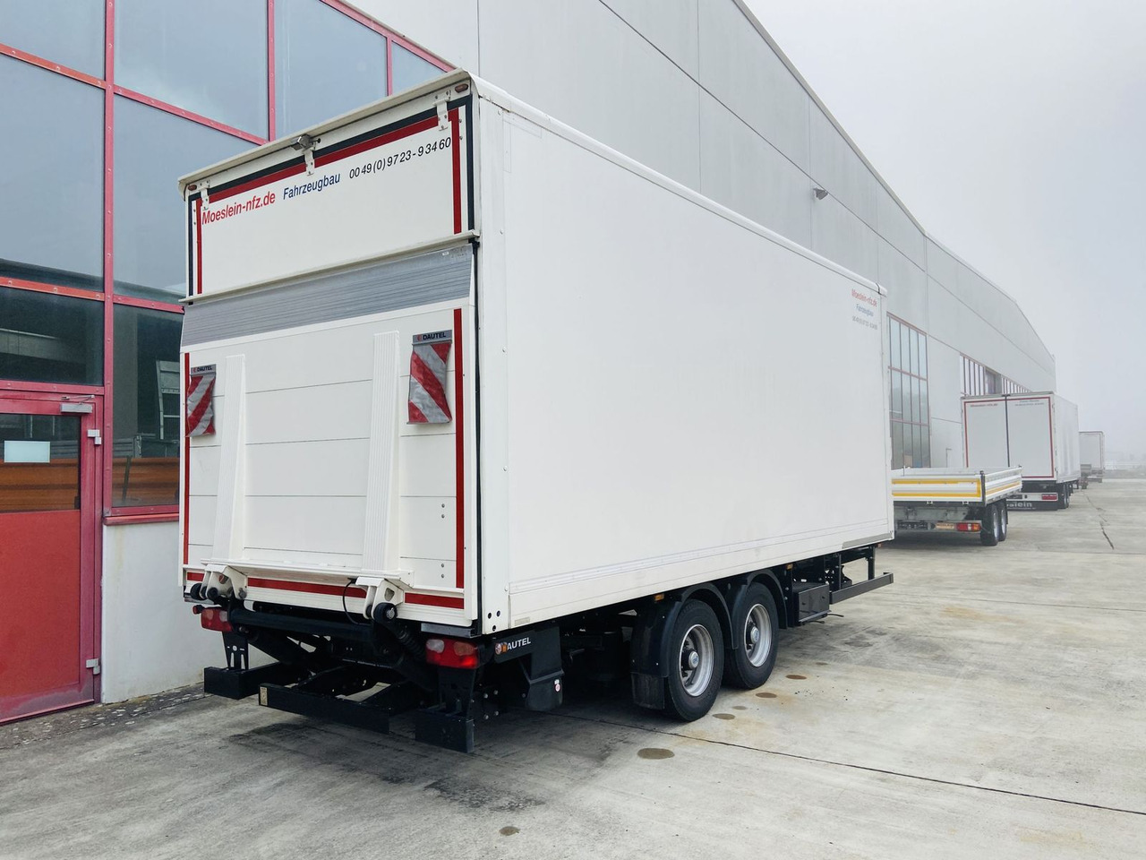 Möslein Tandem Koffer, Ladebordwand 1,5 t + Durchladbar - Trailer kotak tertutup: gambar 2 Möslein Tandem Koffer, Ladebordwand 1,5 t + Durchladbar - Trailer kotak tertutup: gambar 2