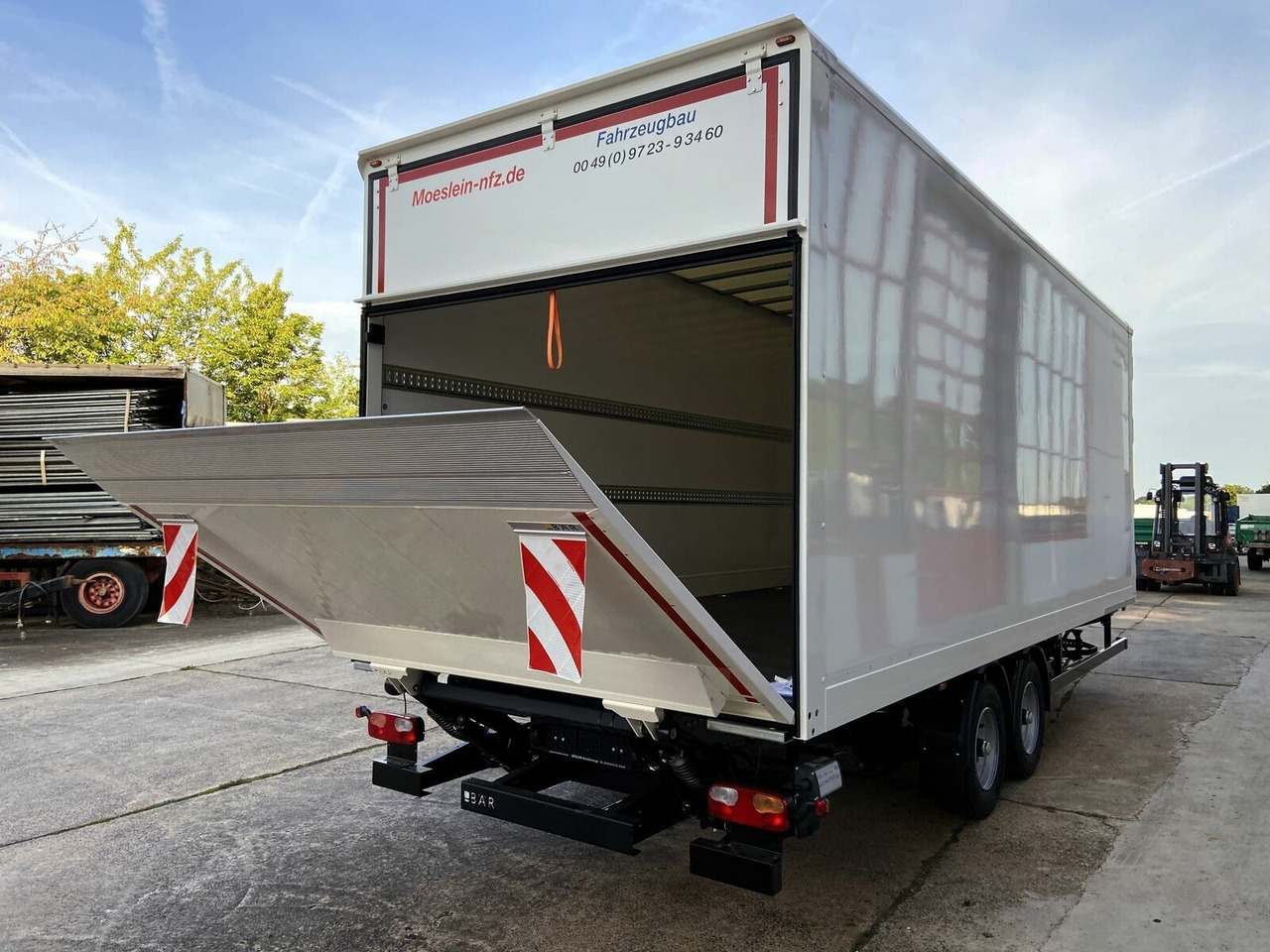 Möslein Tandem Koffer, Ladebordwand 1,5 t + Durchladbar - Trailer kotak tertutup: gambar 2 Möslein Tandem Koffer, Ladebordwand 1,5 t + Durchladbar - Trailer kotak tertutup: gambar 2
