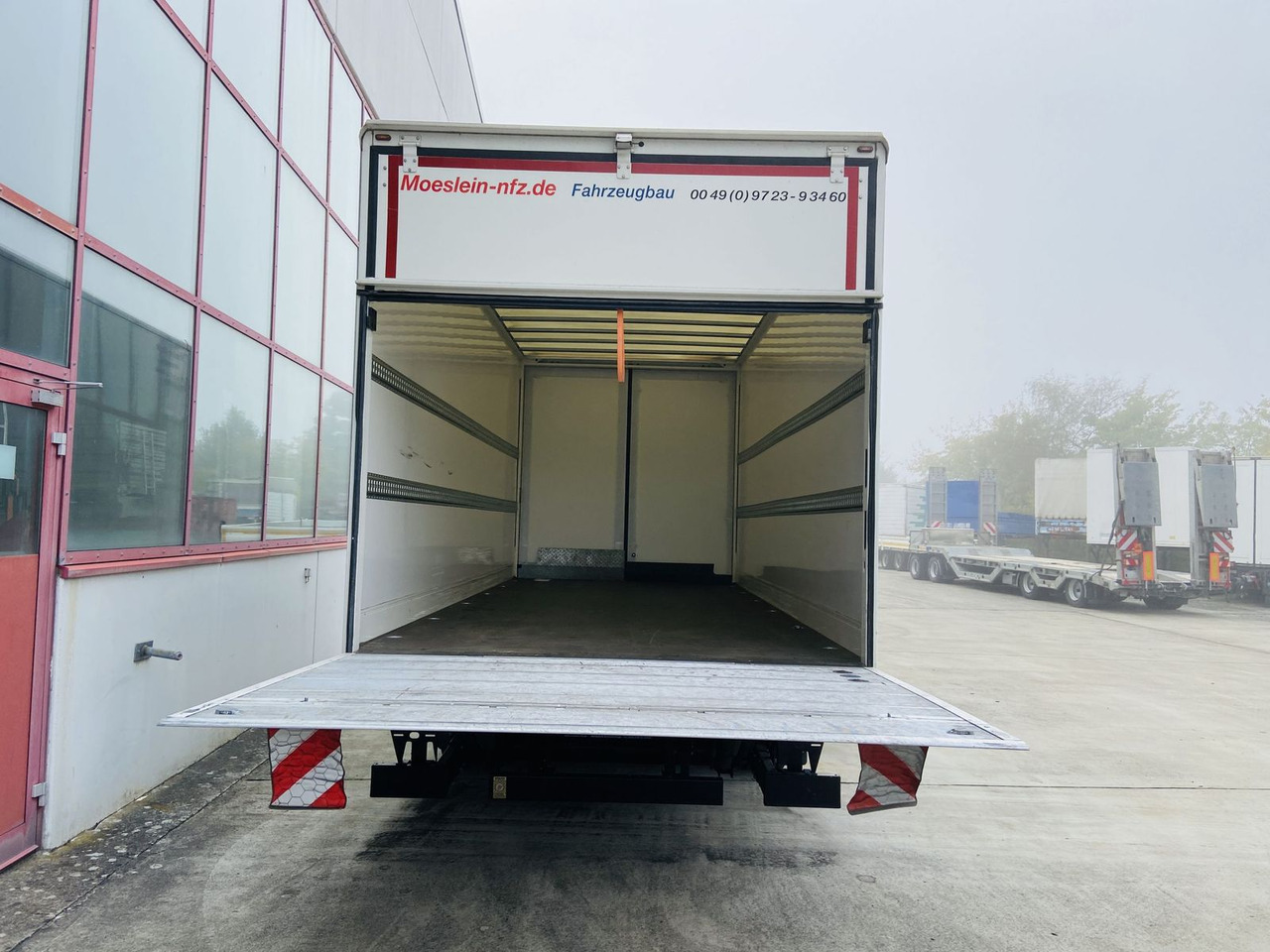 Möslein Tandem Koffer, Ladebordwand 1,5 t + Durchladbar - Trailer kotak tertutup: gambar 4 Möslein Tandem Koffer, Ladebordwand 1,5 t + Durchladbar - Trailer kotak tertutup: gambar 4