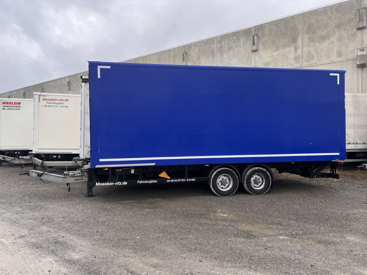 Möslein Tandem Koffer, Ladebordwand + Durchladbar, Weni - Trailer kotak tertutup: gambar 1 Möslein Tandem Koffer, Ladebordwand + Durchladbar, Weni - Trailer kotak tertutup: gambar 1