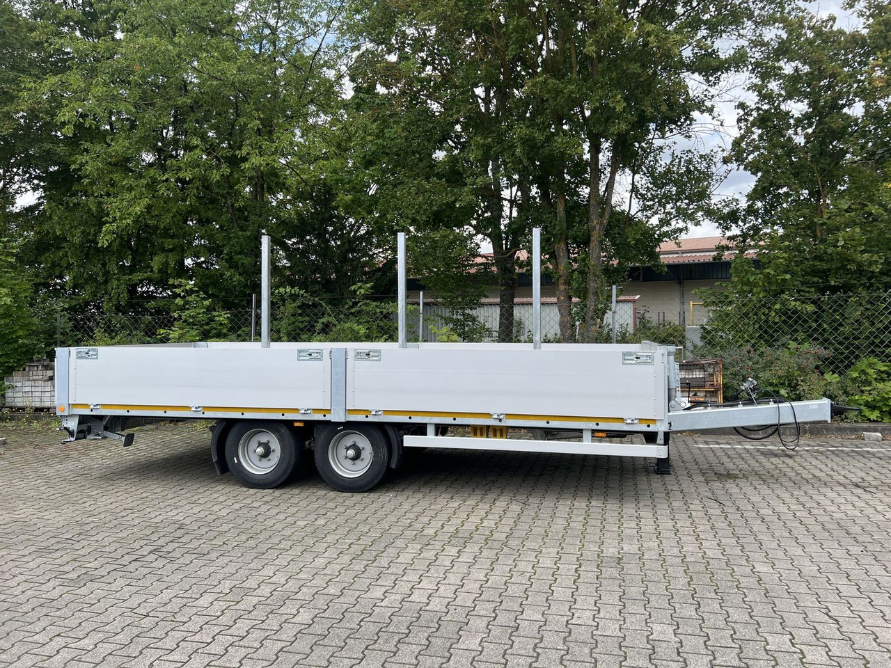 Trailer low bed Möslein Tandem Pritsche- Tieflader mit Rungentaschen: gambar 1