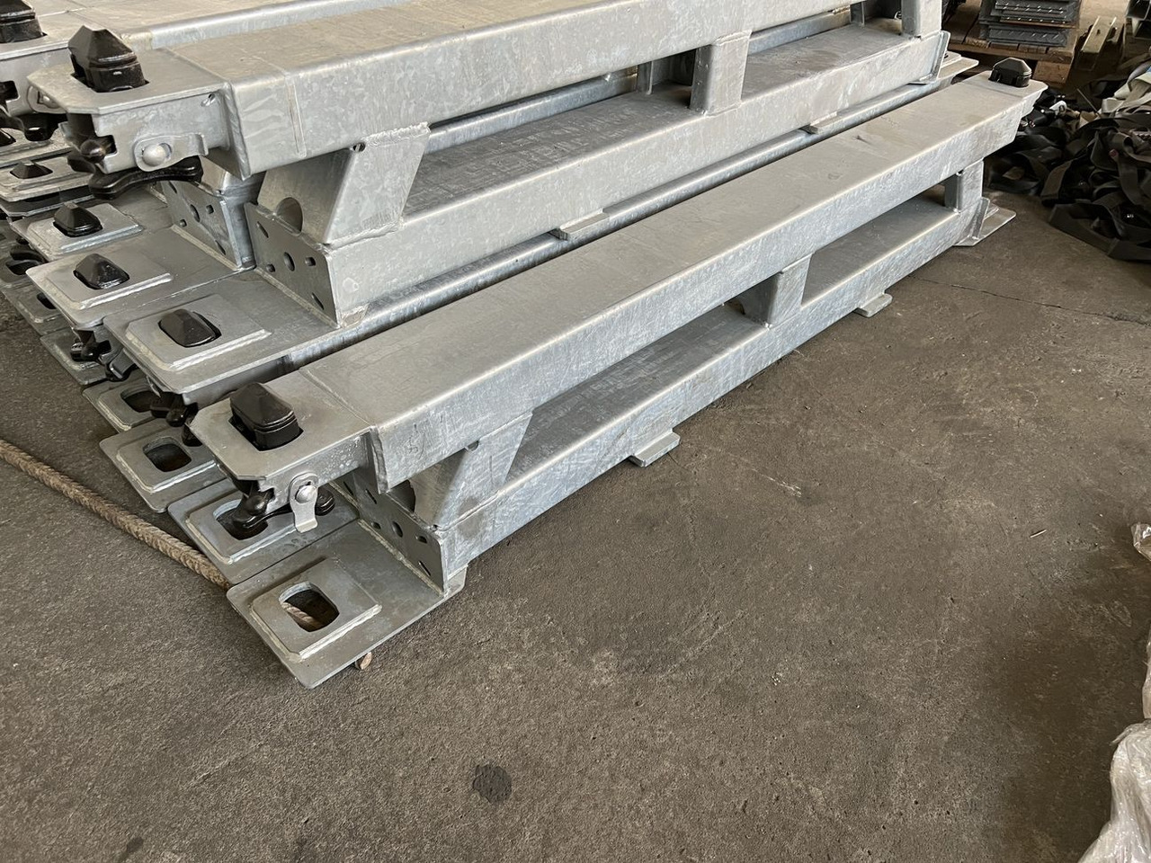 Müller Mitteltal Ausgleichsbock für Satteltieflader incl. Conatinerverschlüssen - Semi-trailer low bed: gambar 4 Müller Mitteltal Ausgleichsbock für Satteltieflader incl. Conatinerverschlüssen - Semi-trailer low bed: gambar 4