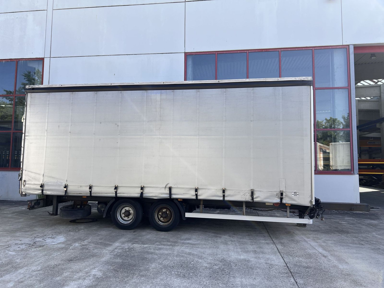Tandem- Planenanhänger - Truk dengan terpal samping: gambar 1 Tandem- Planenanhänger - Truk dengan terpal samping: gambar 1